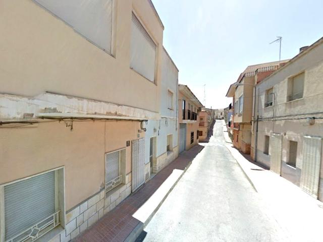Oportunidad en Monóvar: Casa de 3 Habitaciones a Recuperar