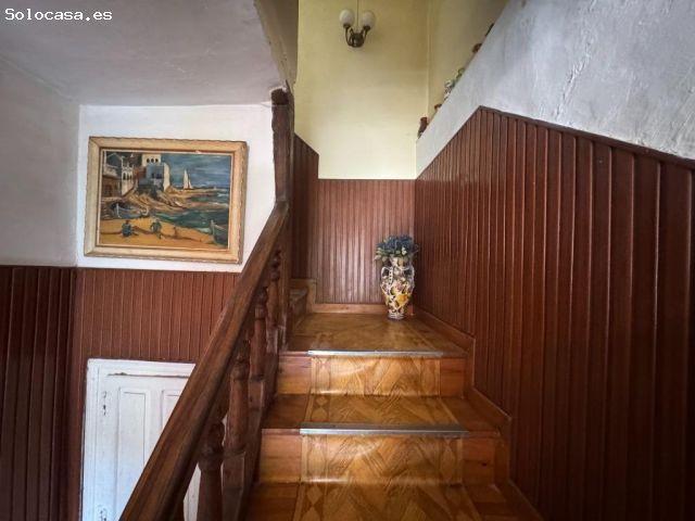 OPORTUNIDAD EN SILIO MOLLEDO: Casa de 3 Plantas con Balconada Tradicional, Patio y Vistas a la Mon