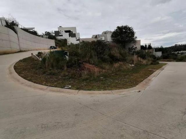 Oportunidad en Bosque Real: Lote en Esquina con Vista al Club de Golf