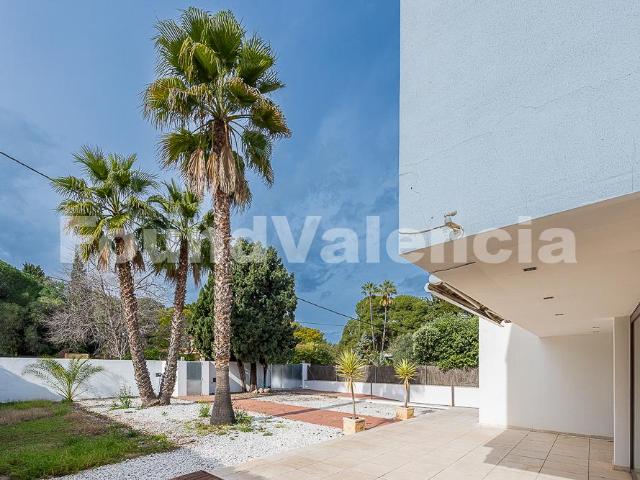 OPORTUNIDAD EXCLUSIVA DE ADQUIRIR UNA VILLA MODERNA EN CAMPOLIVAR, VALENCIA