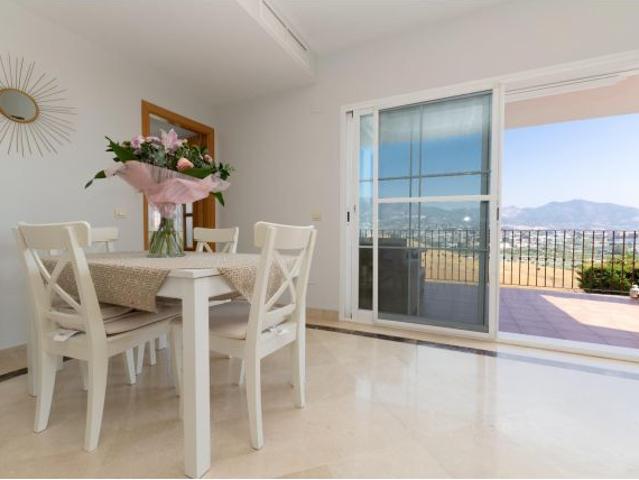 OPORTUNIDAD! HERMOSO CHALET CON PISCINA, JARDIN Y VISTAS A MIJAS, TASADO EN 900.385€ / PRECIO DE V