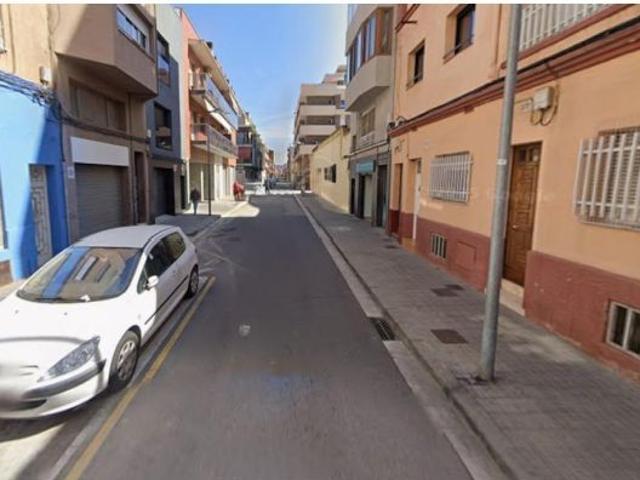 OPORTUNIDAD INVERSORES: Casa Adosada con Gran Potencial Urbanístico en Badalona