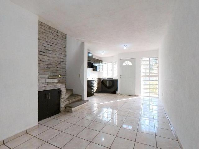?Oportunidad ?nica en Colinas de los Robles! Se vende hermosa casa en condominio