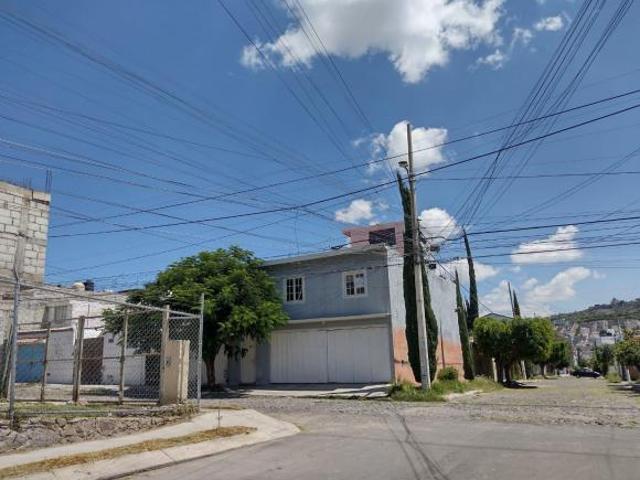 OPORTUNIDAD OFREZCA! Amplia casa 2 niveles en esquina, cochera techada