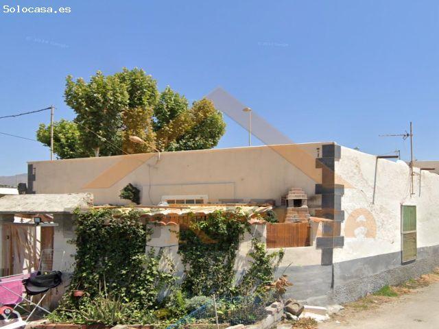 Oportunidad para inversores: Casa de 258 m2 con almacén en El Campillo Adra