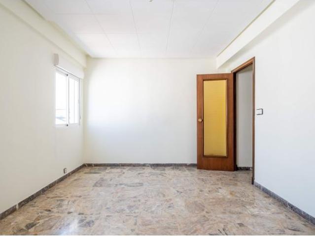 Oportunidad para inversores: Luminoso apartamento en Avenida Compromiso de Caspe