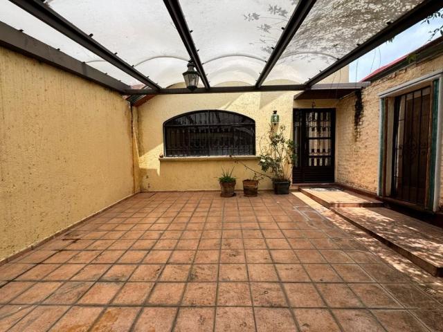 Oportunidad para remodelar o construir en Claustros del Parque Queretaro