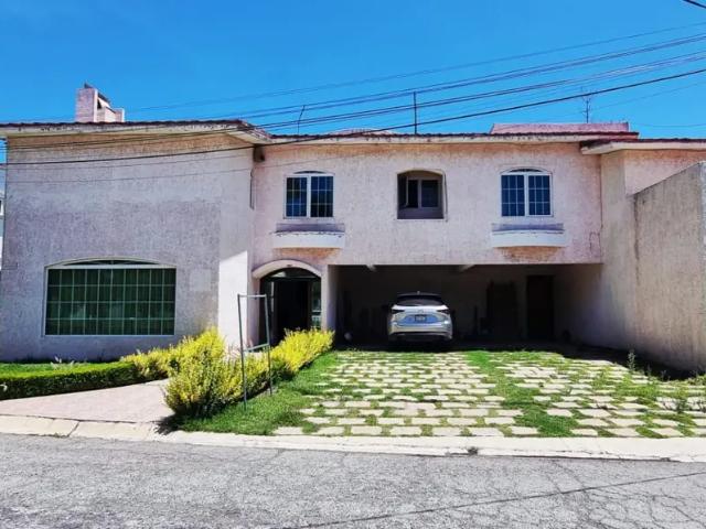 OPORTUNIDAD RESIDENCIA EN VENTA EN CLUB DE GOLF PARA REMODELAR FRENTE A GREEN