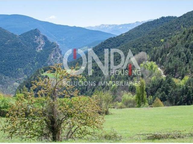 ¡Oportunidad! Runa urbana con terreno en el Pirineo