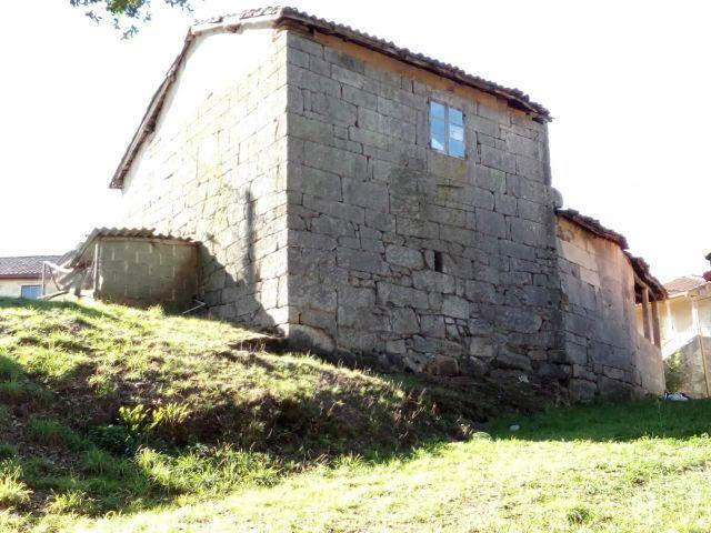 OPORTUNIDAD, SE VENDE CASA PARA RESTAURAR EN AMOEIRO! TOTALMENTE REGISTRADA!