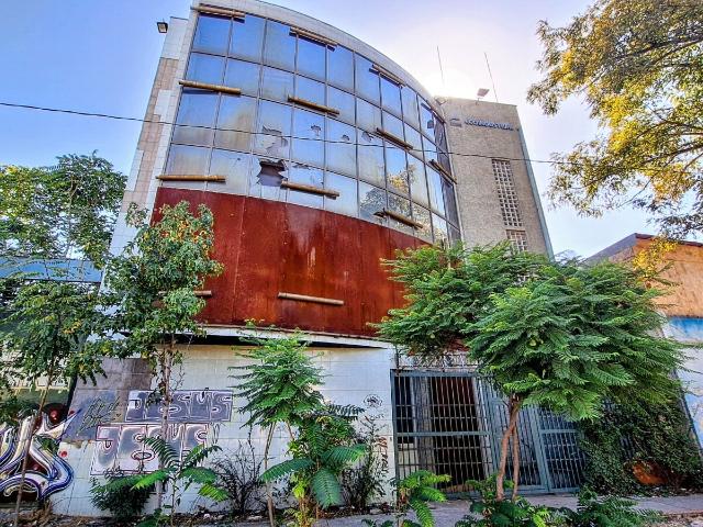 OPORTUNIDAD, se Vende Edificio con Galpón Cercano a Autopistas