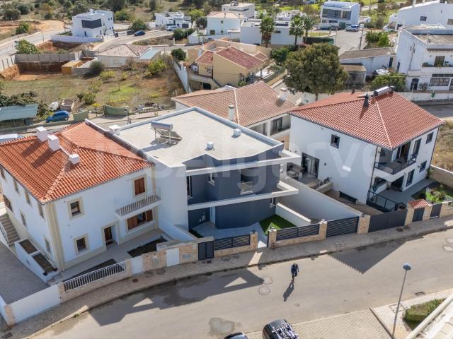 Oportunidade | Construção Recém erguida: Villa T3+1 de 3 And. 190m² Mexilhoeira Grande