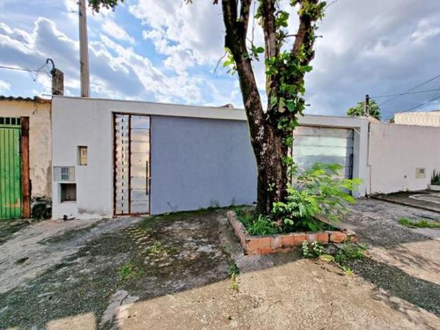 OPORTUNIDADE! Casa ampla, terreno de 250 m², quintal grande. bem localizada no bairro Maria Eugênia!
