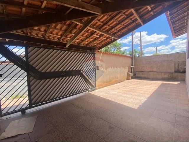Oportunidade: Casa com suíte, Salão Multiuso Independente e Quintal Amplo