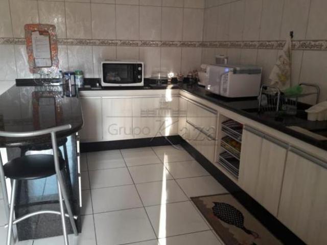 Oportunidade Casa Sobrado Bosque dos Eucaliptos 5 Dormitórios 181m²