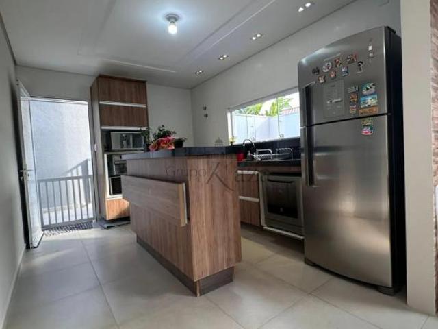 Oportunidade Casa Sobrado Residencial Jardim das Indústrias 4 Dormitórios 262m²