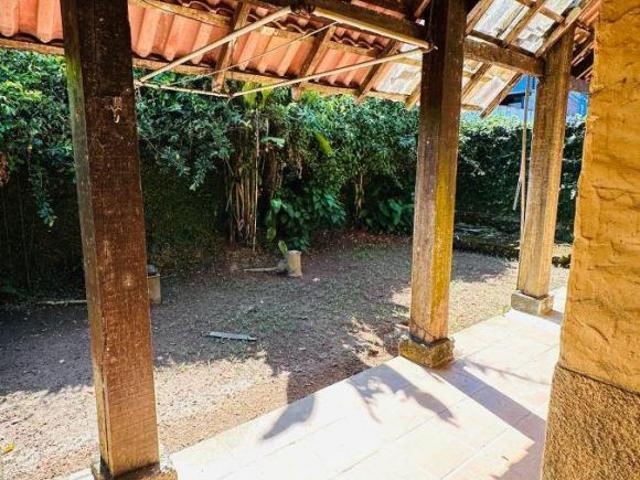 OPORTUNIDADE A 800M DA PRAIA – CASA RÚSTICA EM TERRENO DE ESQUINA