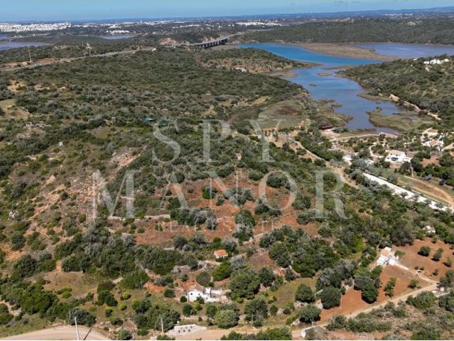 Terreno de Campo Raro com Potencial de Reconstrução em Estômbar
