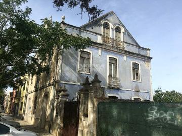 Oportunidade de Desenvolvimento Prime: Terreno de 2.000 m2 com Casa em Ruínas