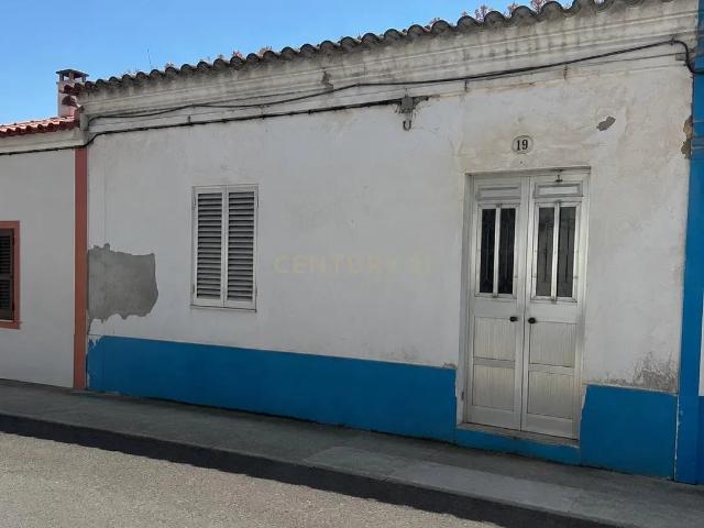 OPORTUNIDADE DE INVESTIMENTO EM MOMBEJA T3 COM AMPLAS ÁREAS, QUINTAL E GARAGEM