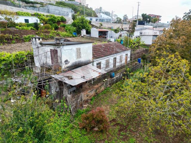 Terreno Urbano no Caniço 2.324 m² — Excelente Oportunidade para Construção de 4 Moradias