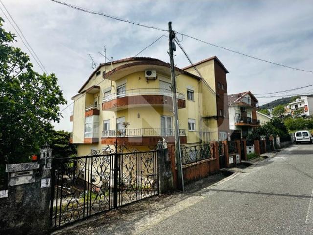 Oportunidade de investimento: T2 + T1 independentes com garagem e espaço exterior