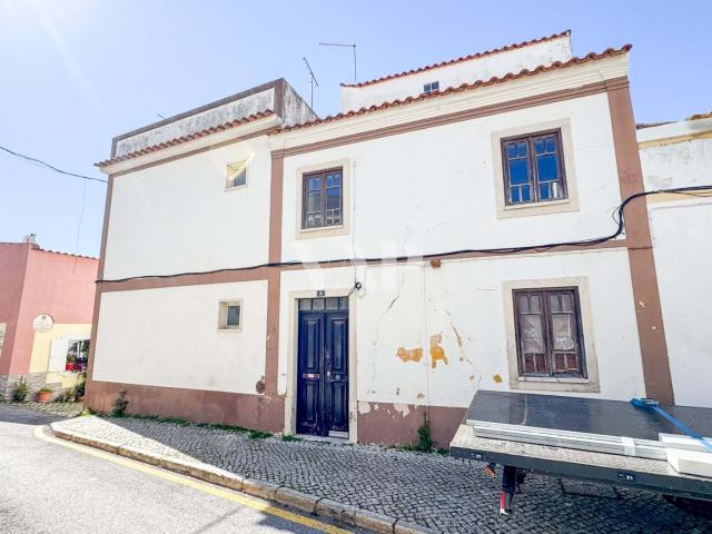 Oportunidade de Renovação no Centro de Loulé – Moradia com Terraço e Anexo