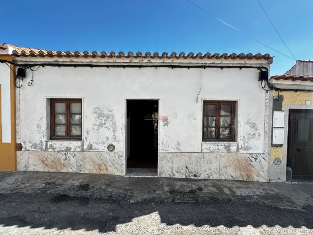 OPORTUNIDADE EM AMARELEJA! Moradia T3 com Quintal, Anexos e Entrada por Portão