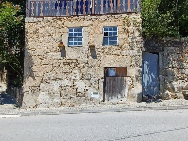 Oportunidade em Beijós: Casa para recuperar