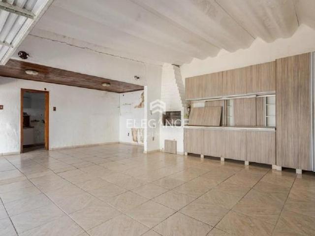 Oportunidade em Higienópolis: Casa com 345 m2 e 6 quartos, 1 suíte e 6 vagas de garagem em Porto Ale