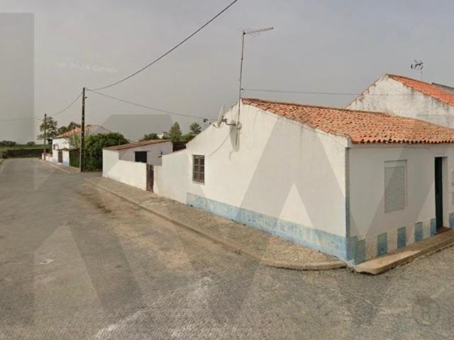 Oportunidade em Rouquenho Moradia T2, 3 frentes com Alma Alentejana e Quintal