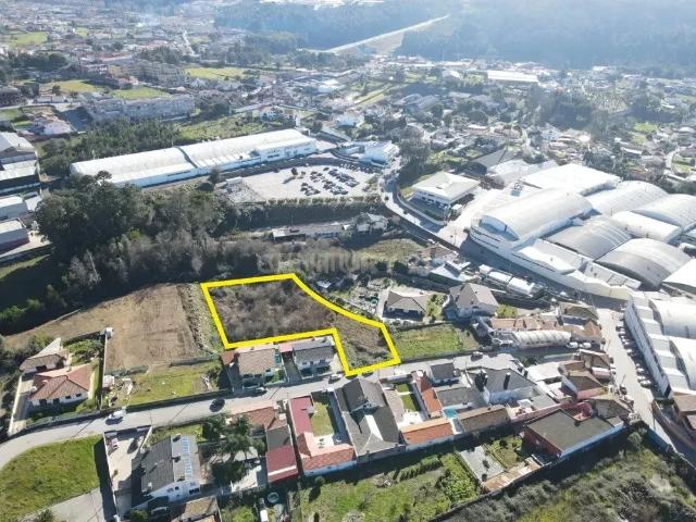 Oportunidade Imperdível: Terreno com Viabilidade de Construção em uma Zona Residencial em Santa Maria de Lamas