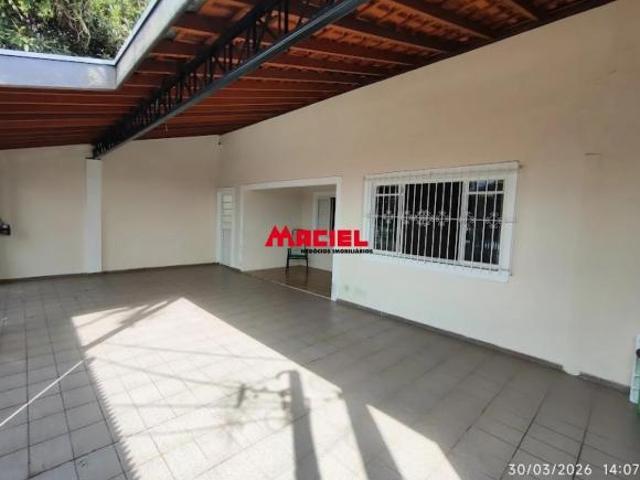 Oportunidade Inteligente: Casa com Edícula e Potencial de Renda em Terreno Amplo