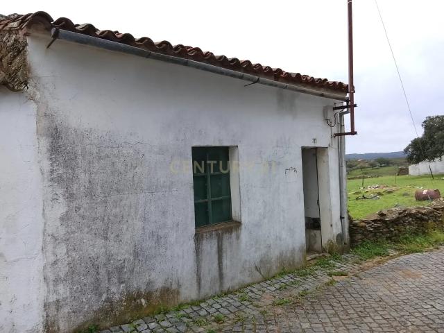Oportunidade Investimento! Moradia T2 p/recuperar, Salavessa, Nisa
