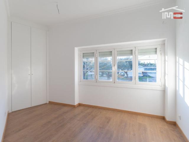 OPORTUNIDADE INVESTIMENTO APARTAMENTO T4 CONVERTIDO EM T5 COM TERRAÇO NO BAIRRO DA ENCARNAÇÃO EM LISBOA