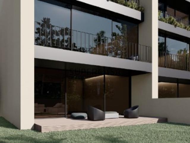 Oportunidade! Moradia T3, 3 frentes, com 3 suites, garagem fechada para 2 carros, varandas e terraços