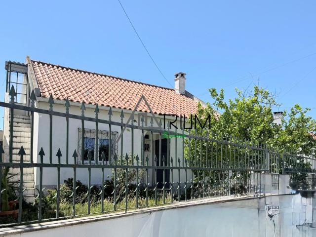 VISITAS SUSPENSAS Oportunidade! Moradia Térrea T2 com anexo e garagem