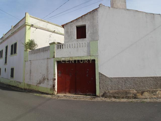 OPORTUNIDADE MORADIA HISTÓRIA NO CENTRO DA VILA PRONTA A HABITAR