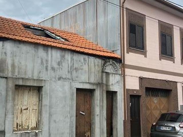 Oportunidade | Moradia para Reconstruir com Potencial e Projeto Aprovado – Valbom