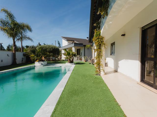 Oportunidade: Moradias T4 + T2 + T1 com piscina e licença de AL
