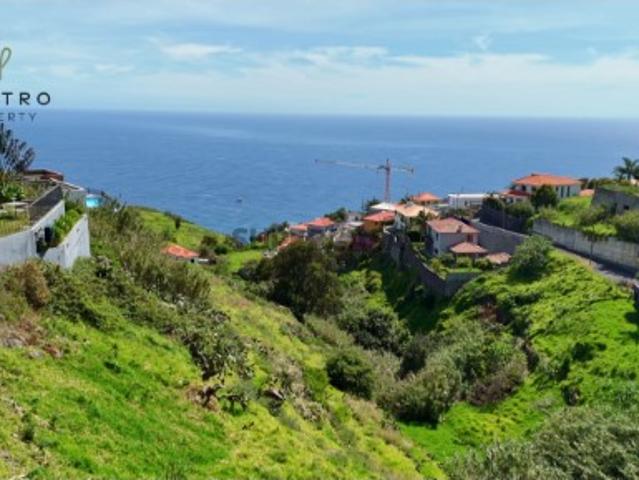 Oportunidade na Calheta Terreno de 800 m² com Vista Mar e Potencial para 2 Moradias