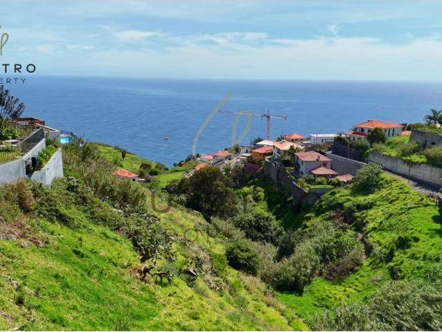 Oportunidade na Calheta Terreno de 800 m² com Vista Mar e Potencial para 2 Moradias