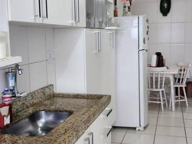 Oportunidade na Ocian: 2 Dormitórios com Sacada e Churrasqueira