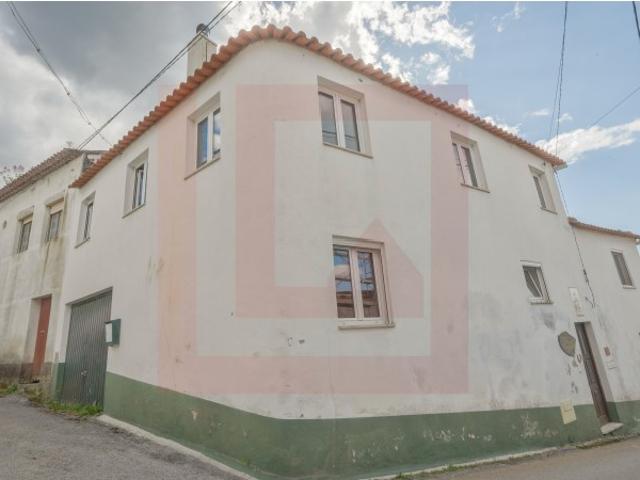 Moradia T2+2 com terreno, próxima do Centro da Lousã