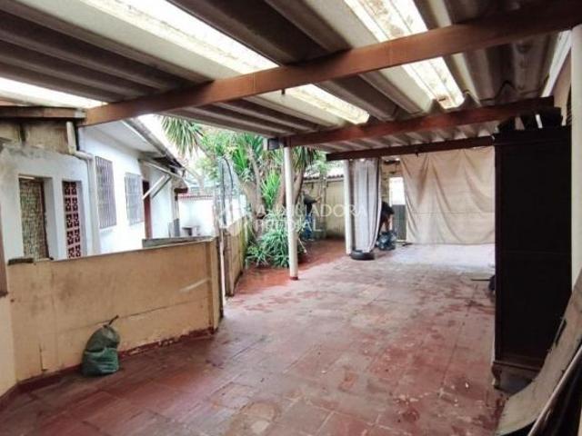 Oportunidade para investidores, construtores ou para quem procura um terreno com potencial para refo