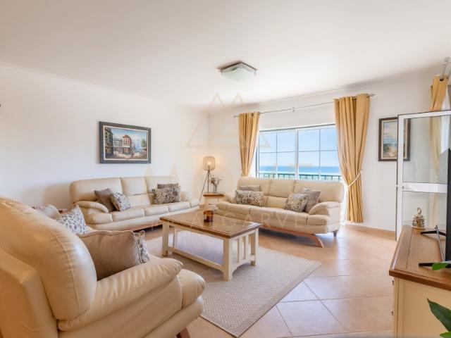 Oportunidade Rara: Apartamento Espaçoso e Acessível de 3 Quartos com Vista para o Mar em Luz