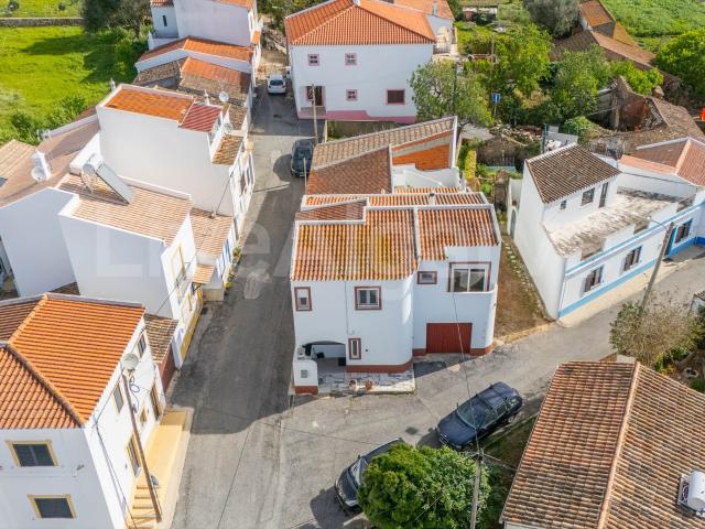 Oportunidade | T3 Renovado Moradia Geminada em Almádena à ve. 127m² Barão De São Miguel