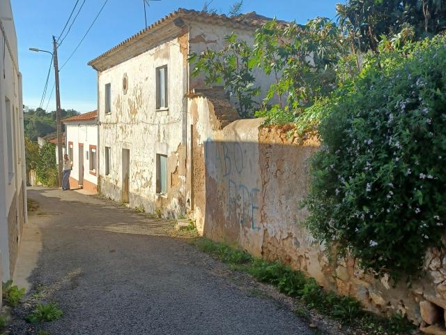 Oportunidade Única | Casa antiga para restauro com Projeto Aprovado – O Charme de Uma Aldeia Autêntica a Minutos da Praia da Luz e de Lagos
