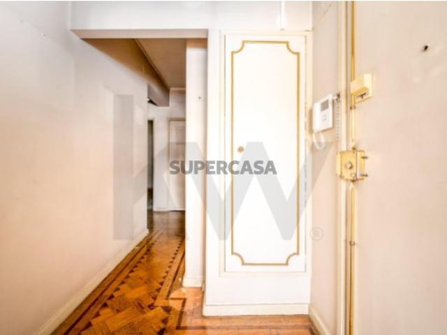 Oportunidade Única de Investimento no Lumiar | Imóvel com Potencial T0+2 e 3 WCs