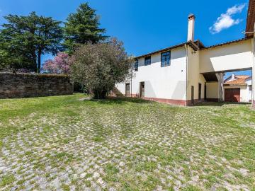Quinta com licença de Turismo Rural com 3.2 hectares terreno e solar com 11 quartos e restaurante